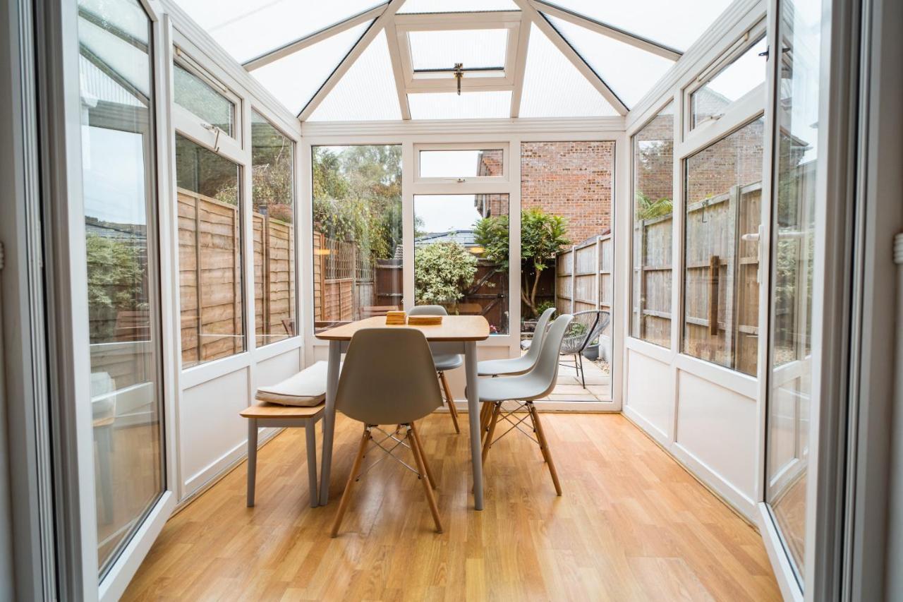 Beautiful Town House With Private Garden And Patio Vila Canford Magna Exterior foto