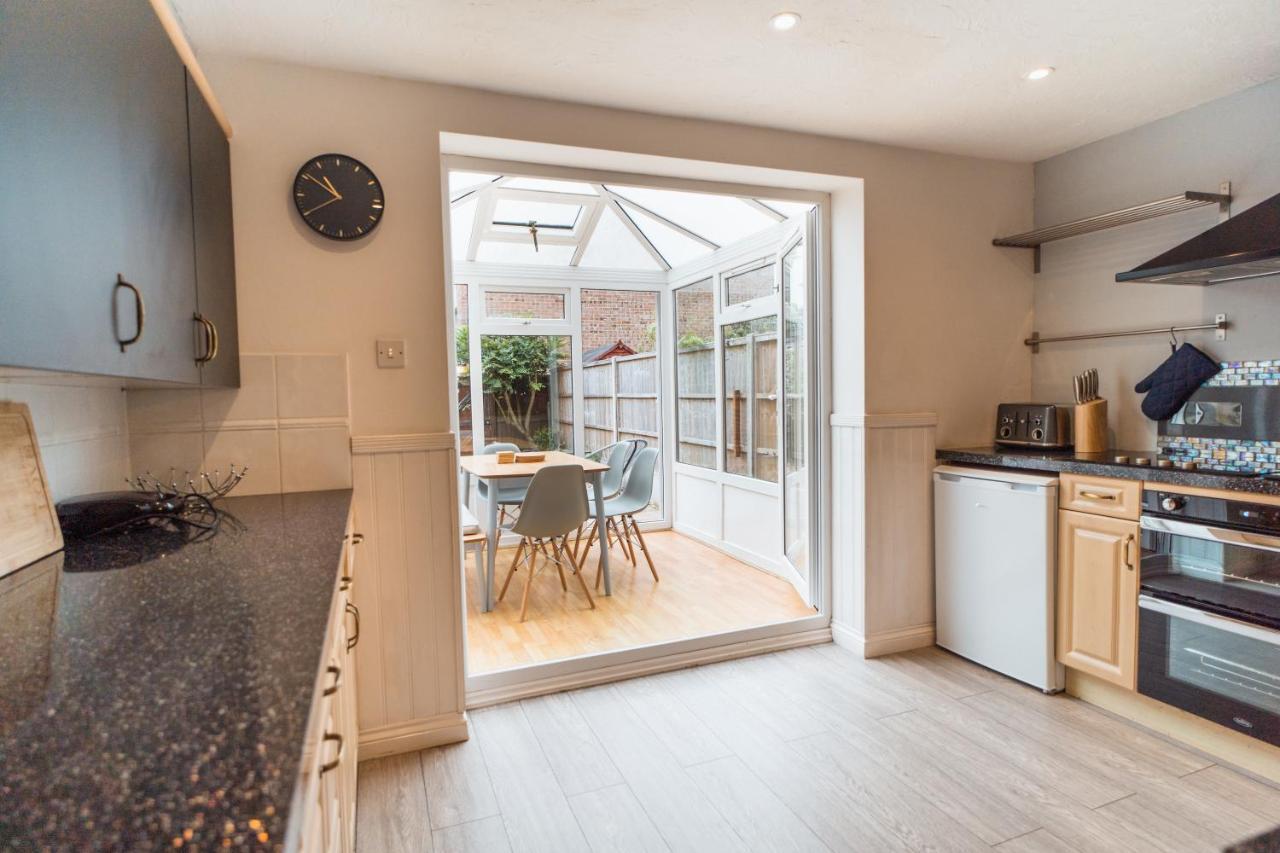 Beautiful Town House With Private Garden And Patio Vila Canford Magna Exterior foto