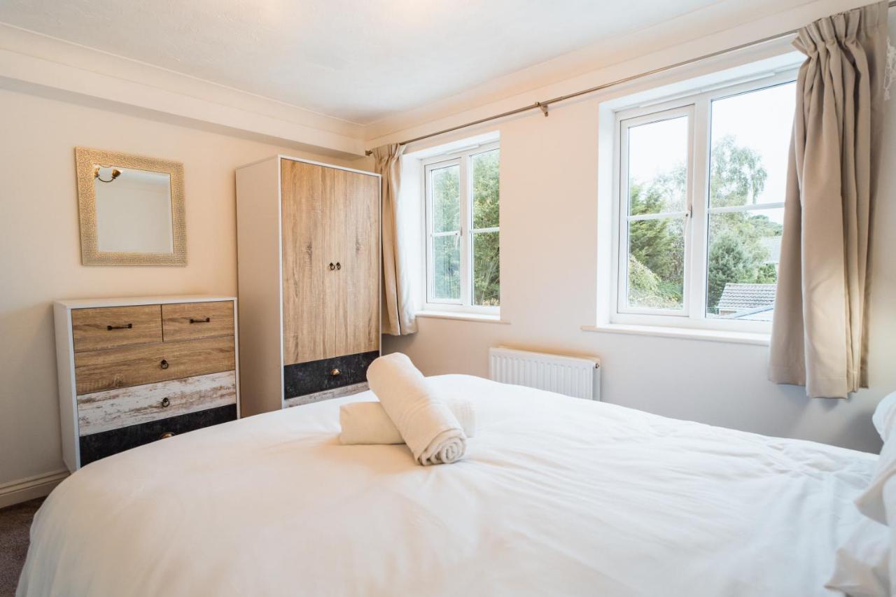 Beautiful Town House With Private Garden And Patio Vila Canford Magna Exterior foto