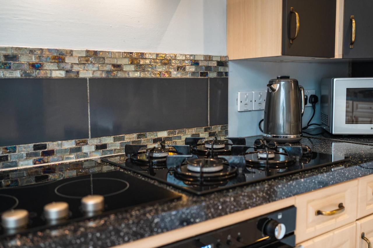 Beautiful Town House With Private Garden And Patio Vila Canford Magna Exterior foto