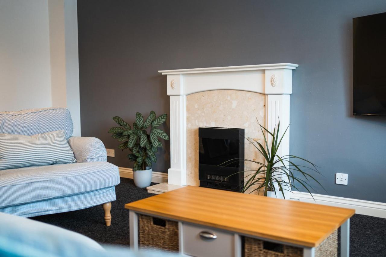 Beautiful Town House With Private Garden And Patio Vila Canford Magna Exterior foto