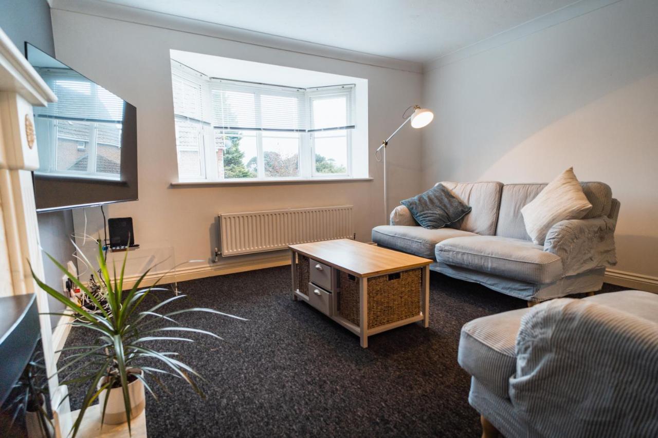Beautiful Town House With Private Garden And Patio Vila Canford Magna Exterior foto