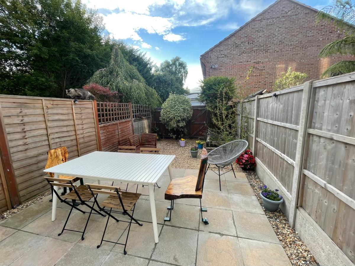 Beautiful Town House With Private Garden And Patio Vila Canford Magna Exterior foto