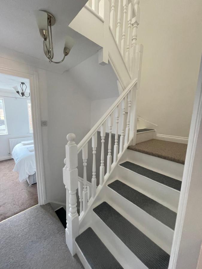 Beautiful Town House With Private Garden And Patio Vila Canford Magna Exterior foto